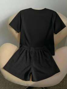 CONJUTO DE DOS PIEZAS SHORT LISO NEGRO Y PLAYERA NEGRA CON DISEÑO MODERNO DE LETRAS BLANAS DE NY PEQUEÑO - Negro - Ver 2