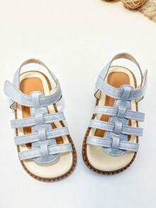 1双银色儿童凉鞋，女童平底凉鞋，魔术贴搭扣，多带银色亮片编织设计，适合夏季休闲、宴会、派对、婚礼、度假等场合。 - 銀色 - 查看 2