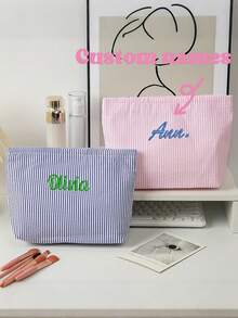 定制条纹化妆包，可印制您的名字，多种颜色可选。采用水瓶面料制成，容量大且设计简约，也可作为收纳袋、文件整理袋或个性化印花包使用。适合日常化妆品收纳、上学、旅行、度假，也可作为小礼物送给朋友或作为节日/生日礼物。 - 彩色 - 查看 5
