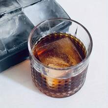 6格大号硅胶冰格，带可拆卸盖子，可重复使用，适用于威士忌、鸡尾酒等饮品，保持饮品冰爽，厨房小工具，公寓必备，派对用品 - 彩色 - 查看 7