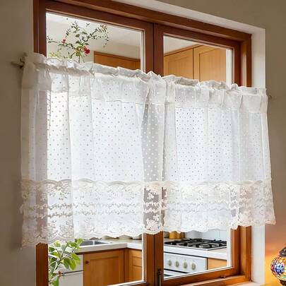 1 件白色短款蕾丝窗帘，饰有花卉刺绣，适合用作厨房窗户或书架窗帘，杆袋式设计，非常适合咖啡区。