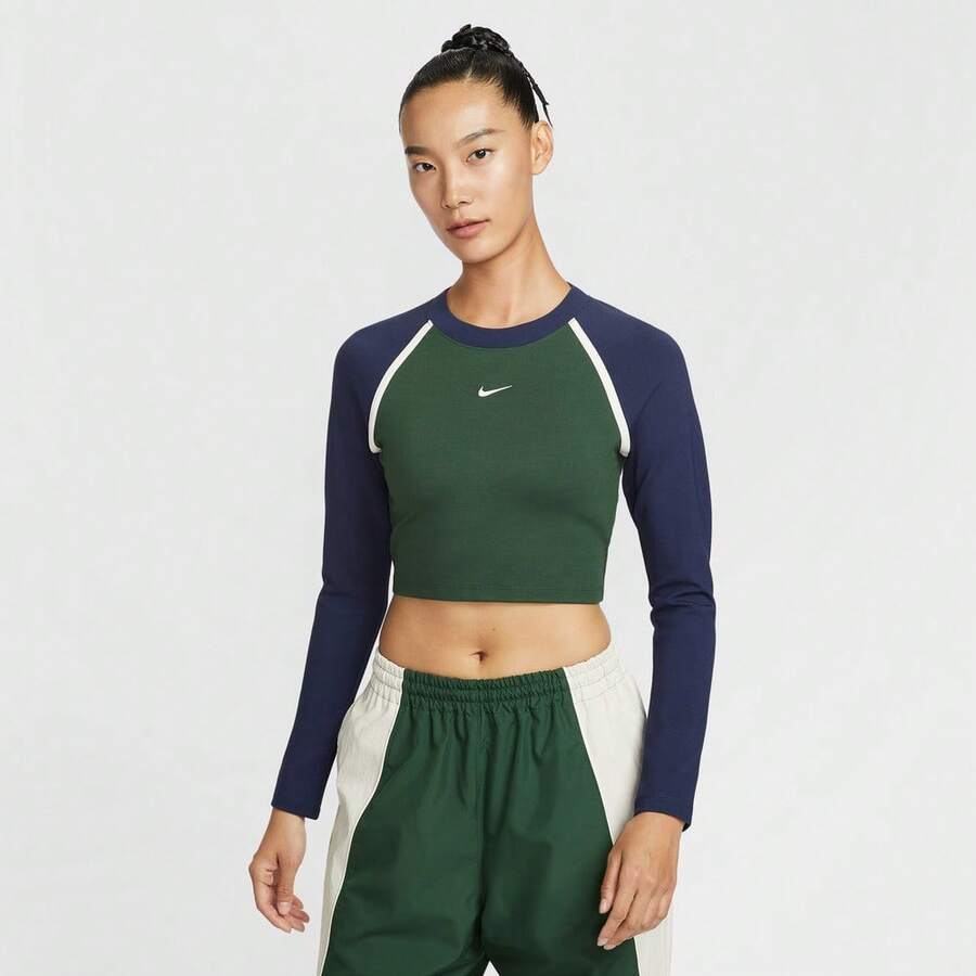 Nike Women's AS W NSW STREET LS BODY BOLD C Long Sleeve T-Shirt, Knit Collarless Long TIF0339-323 - Green - View 1