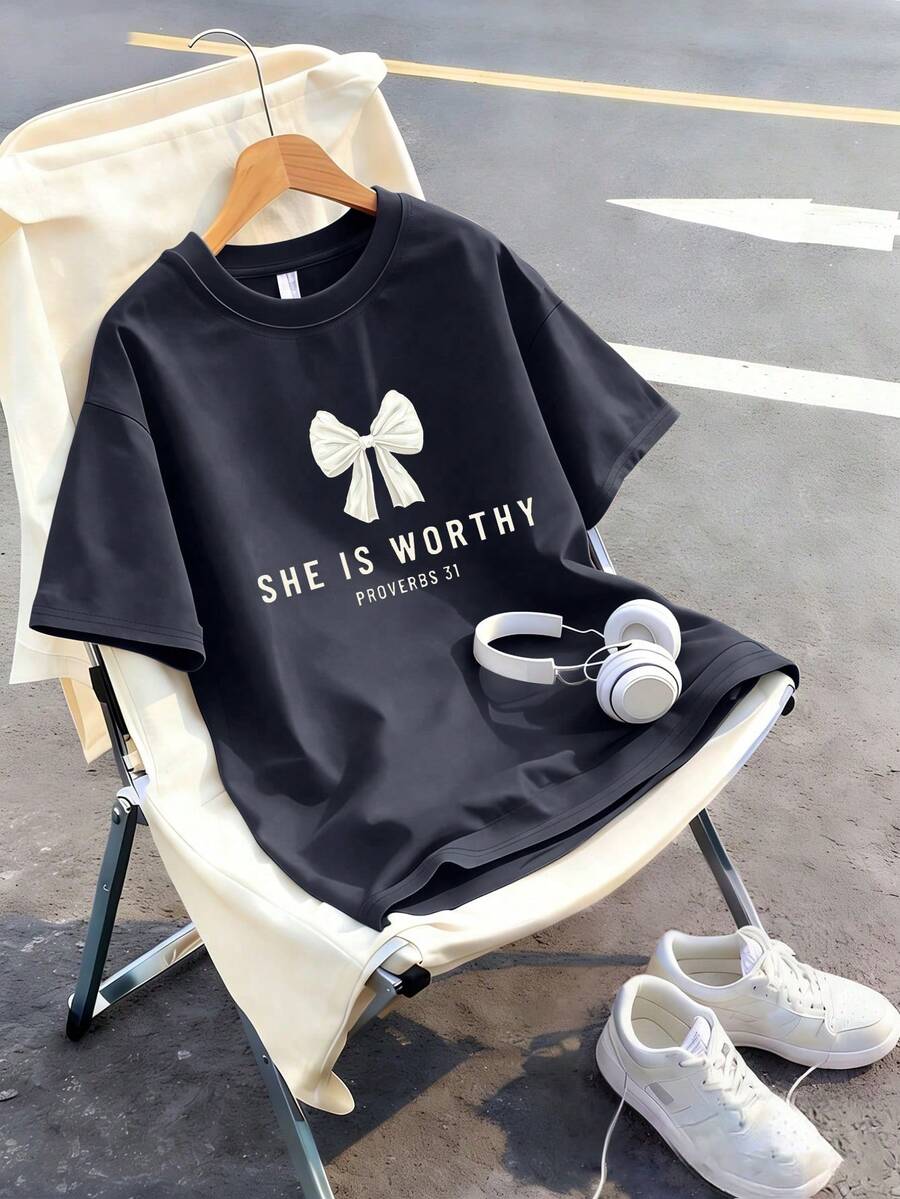 这款女童短袖T恤采用独特的蝴蝶结字母印花设计,搭配柔软的圆领,是一款休闲夏季上衣。 - 深灰色 - 查看 1
