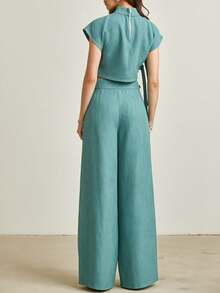 Magic Mia Women's Teal Two-Piece Set - High Neck Cap Sleeve Crop Top & High Waist Wide Leg Pants | Tailored Chic Fit For Office Meetings, Date Nights, Weekend Brunch, Cocktail Parties, Business Events & Stylish City Outings (Side Buckle Detail & Waist Buckle Belt) For Confident Modern Looks - 藍色 - 查看 3