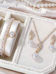 Bộ 6 món phong cách nữ tính tinh tế và ngọt ngào, bao gồm đồng hồ thạch anh vỏ mạ vàng hồng mặt số lấp lánh, dây đeo da màu hồng, vòng tay ngọc trai dài, bông tai mặt dây chuyền ngọc trai và vòng cổ, kèm ví màu hồng có nơ. - Hồng - Xem 7