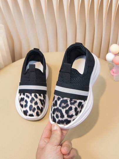 Zapatos deportivos casuales con slip-on, parche de malla y estampado de leopardo para niños