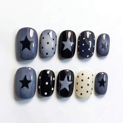 10 móng tay giả thủ công nguyên chất, móng ngắn tròn, màu xanh dương, trắng và đen với họa tiết sao và chấm bi, kiểu dáng dễ thương, độc đáo, hiệu ứng nhấp nháy nhẹ nhàng Y2K, phù hợp cho phụ nữ và bé gái, dùng cho mùa xuân, hè, thu, đông, các dịp lễ và sinh hoạt hàng ngày.