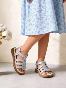 1双银色儿童凉鞋，女童平底凉鞋，魔术贴搭扣，多带银色亮片编织设计，适合夏季休闲、宴会、派对、婚礼、度假等场合。 - 銀色 - 查看 6