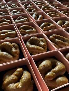 趣味恶作剧礼物“惊喜盒”恶作剧玩具，包含1个精美礼盒和1个逼真的假便便，愚人节惊喜礼物，恶作剧道具，逼真且非电动，由PE材料制成。 - 彩色 - 查看 5