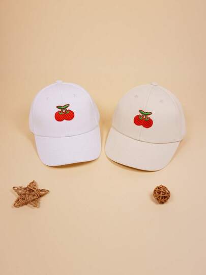 樱桃图案棒球帽 - 可爱的樱桃标志帽子，适合漂亮女孩佩戴。适合日常佩戴，也适合春夏季节。是户外休闲、家庭聚会、生日派对和生日庆祝活动的完美之选。也是一份神秘礼物的理想选择。