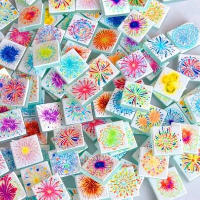 100g/200g Azulejos de mosaico de vidrio con diseño de fuegos artificiales sobre fondo blanco, piezas de mosaico festivas adecuadas para manualidades, decoración de escaleras/paredes, arte de mosaico, decoración de escritorio