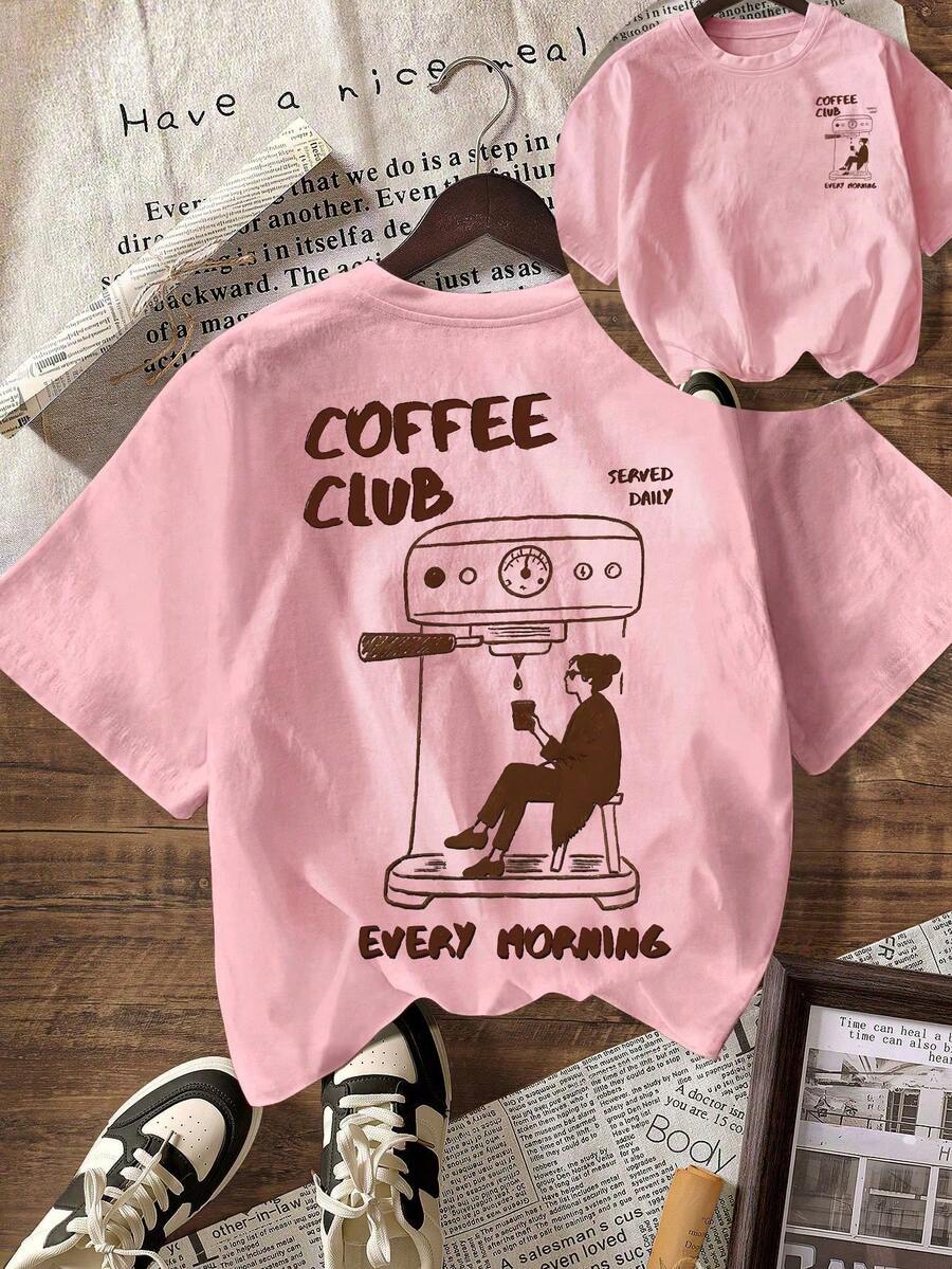 Camiseta com estampa Coffee Club, modelo casual de manga curta e gola redonda para mulheres plus size, ideal para primavera e verão. - Baby Rosa - Ver 1