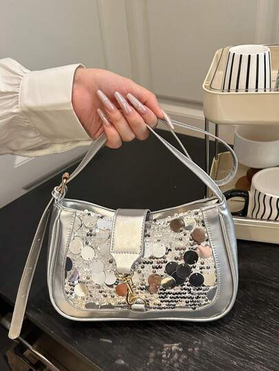 1个纯色亮片小方包，配有可调节肩带，PU皮革材质，时尚百搭，适合女性日常购物。