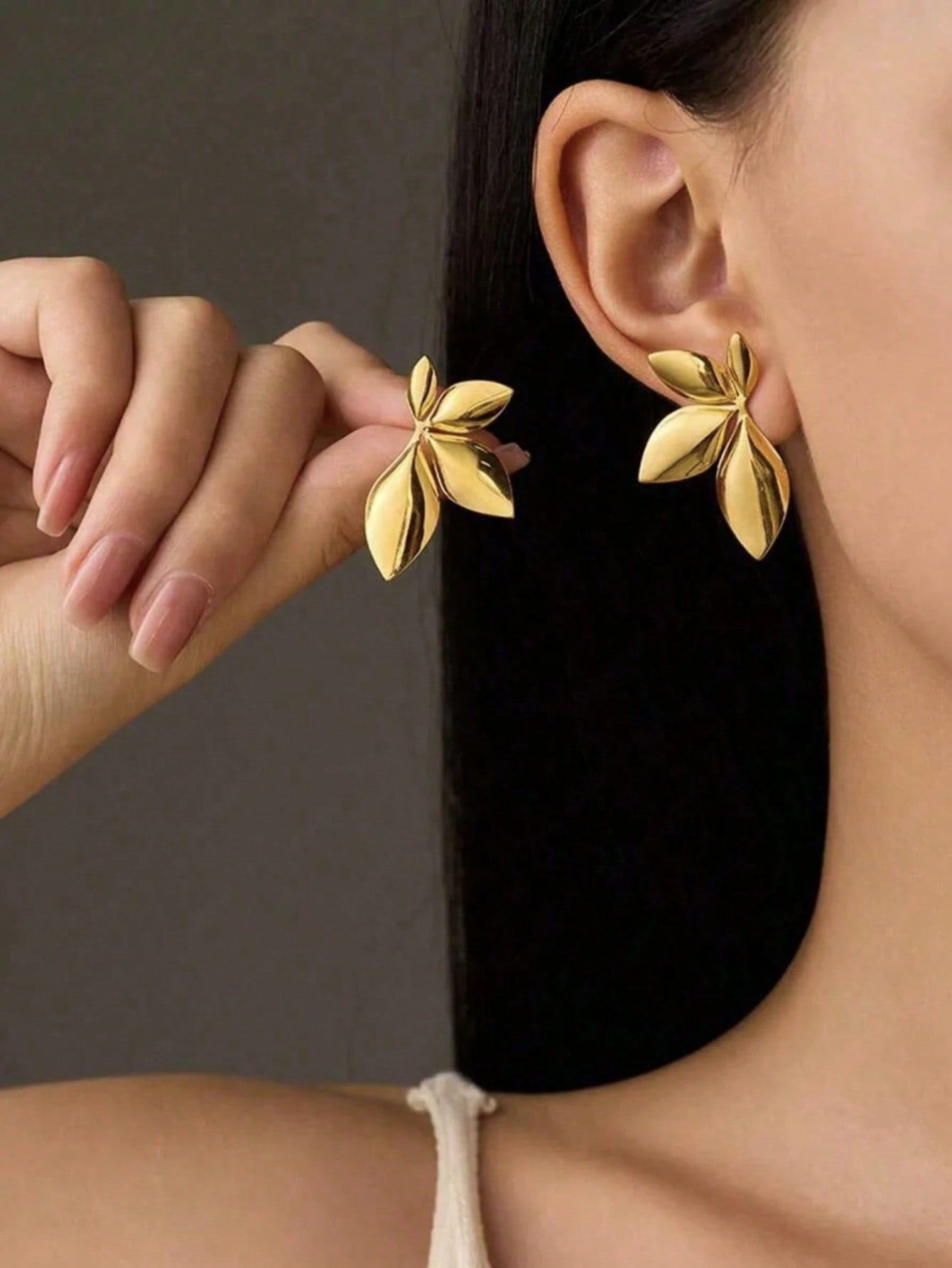 زوج من أقراط الأذن بتصميم الأوراق للنساء باللون ال...