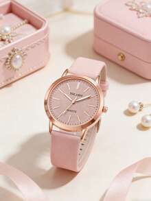 Bộ 6 món phong cách nữ tính tinh tế và ngọt ngào, bao gồm đồng hồ thạch anh vỏ mạ vàng hồng mặt số lấp lánh, dây đeo da màu hồng, vòng tay ngọc trai dài, bông tai mặt dây chuyền ngọc trai và vòng cổ, kèm ví màu hồng có nơ. - Hồng - Xem 2