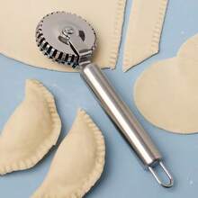 Bộ dụng cụ làm bánh 3 món bằng thép không gỉ, gồm dao cắt pizza, cán bột và dụng cụ gạt bột, thích hợp để cắt bánh răng cưa, cắt mì ống và bánh bao, tạo hình bánh ngọt, làm nhân bánh - Bộ dụng cụ làm bánh thiết yếu cho nhà bếp - Xem 9