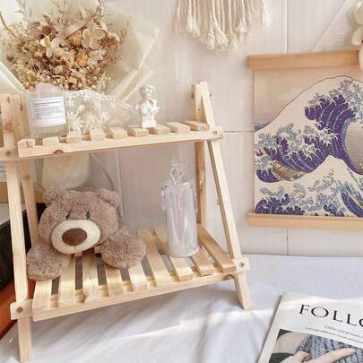 Soporte plegable para plantas de 2 niveles con escalera, estante organizador de escritorio y soporte de exhibición de madera. Fabricado en madera maciza de pino, es perfecto para salas de estar, comedores, dormitorios, balcones y alféizares. Este soporte para plantas de ventana también es un excelente regalo para mamás, novias, esposas o amigas; ideal para cumpleaños, Día de la Madre, bodas, fiestas y Navidad.