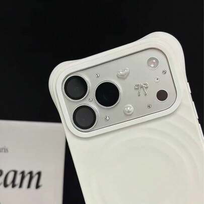 Miếng dán bảo vệ ống kính camera bằng kính pha lê ngọc trai hình nơ 3D dễ thương, tương thích với iPhone 17 Pro Max/17 Pro. Miếng dán bảo vệ ống kính bằng kính, thích hợp sử dụng hàng ngày ở nhà, văn phòng, chống nước, chống sốc, chống rơi, chống trầy xước. Quà tặng mùa xuân, tiệc tùng.