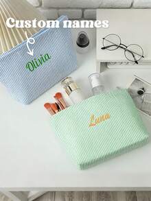 定制条纹化妆包，可印制您的名字，多种颜色可选。采用水瓶面料制成，容量大且设计简约，也可作为收纳袋、文件整理袋或个性化印花包使用。适合日常化妆品收纳、上学、旅行、度假，也可作为小礼物送给朋友或作为节日/生日礼物。 - 彩色 - 查看 2