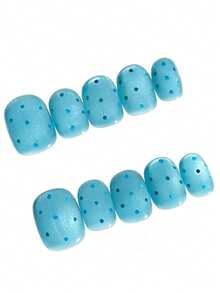 10片装，名为“冰蓝圆点”。这款美甲以清爽半透明的冰蓝色为底色，带有微妙的珠光，点缀着深浅不一的蓝色波点。柔和的冰霜质感和俏皮的圆点细节营造出清新轻盈的氛围，完美契合喜爱简约清爽美甲风格，如同拂过一阵清风的你。手工制作的按压式美甲贴片。 - 薄荷藍 - 查看 2