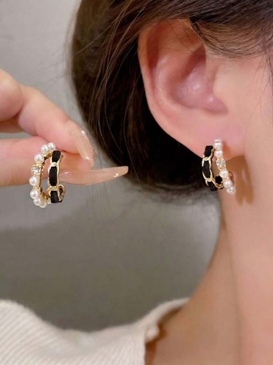 1只黑色天鹅绒珍珠C形耳环，适合女性日常佩戴 - 黑色 - 查看 1