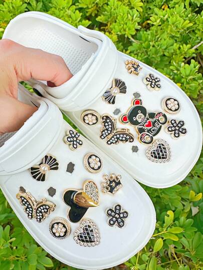 18 件套黑色和金色大熊和心形 DIY 鞋饰，可拆卸蝴蝶结心形鞋饰，适用于有孔鞋、花园鞋、沙滩鞋、拖鞋、凉鞋等。