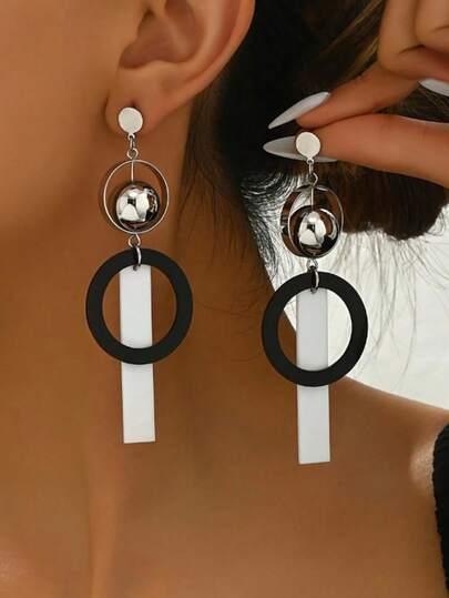 一对复古几何圆形耳环，采用多色拼接设计，适合女性日常佩戴