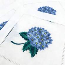 4/6 件装绣球花餐巾，斜纹刺绣包边，带打孔，尺寸 15*15 厘米/5.9*5.9 英寸，适用于小型晚宴、节日盛宴、新娘单身派对、美食摄影道具、盛大庆典、周年纪念、户外活动等场合。 - 白色 - 查看 2