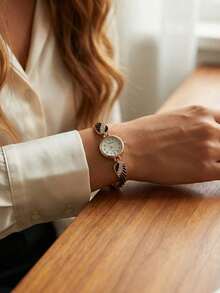 这款女士合金表带石英腕表，简约表盘设计，适合正式场合佩戴。优雅的女士腕表是母亲节、情人节或结婚纪念日送给妻子或女友的理想礼物。这款时尚腕表既适合日常通勤，也适合晚宴、婚礼和时尚聚会等正式场合。对于任何腕表爱好者来说，它都是一份完美的礼物。 - 金色 - 查看 11