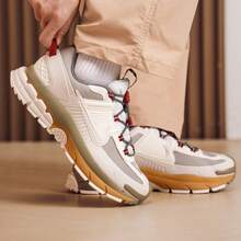 Nike 男鞋新款 ZOOM VOMERO ROAM 運動休閒鞋 - 白色/灰色 - 查看 1