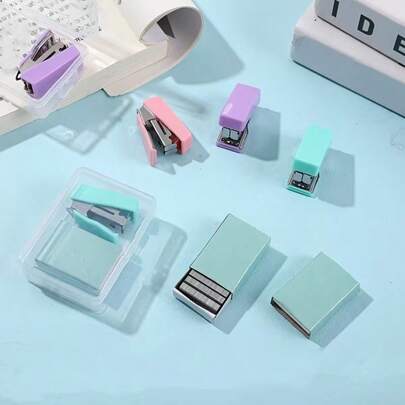 1 pieza Grapadora mini portátil con llavero - Un accesorio de organización de archivos y documentos lindo y creativo, Juego de grapadora mini de dibujos animados portátil, Grapas, Grapadora mini, Grapadora mini compacta y fácil de usar, Juego de grapadora pequeña, Grapadora ahorradora de trabajo, Adecuada para estudiantes y uso de oficina