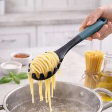 Cucharón para servir pasta de nylon, diseño ergonómico con borde dentado para sujetar fácilmente los espaguetis y los fideos, resistente al calor hasta 260°C, con un mango cómodo y un orificio para colgar, tamaño 28,5 cm x 5,5 cm, ideal para utensilios antiadherentes - Ver 4