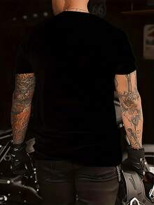 Una camiseta casual de manga corta para hombre, con estampado de la letra J, de tela cómoda, ropa masculina a la moda, ropa de descanso para hombre. - Negro - Ver 2