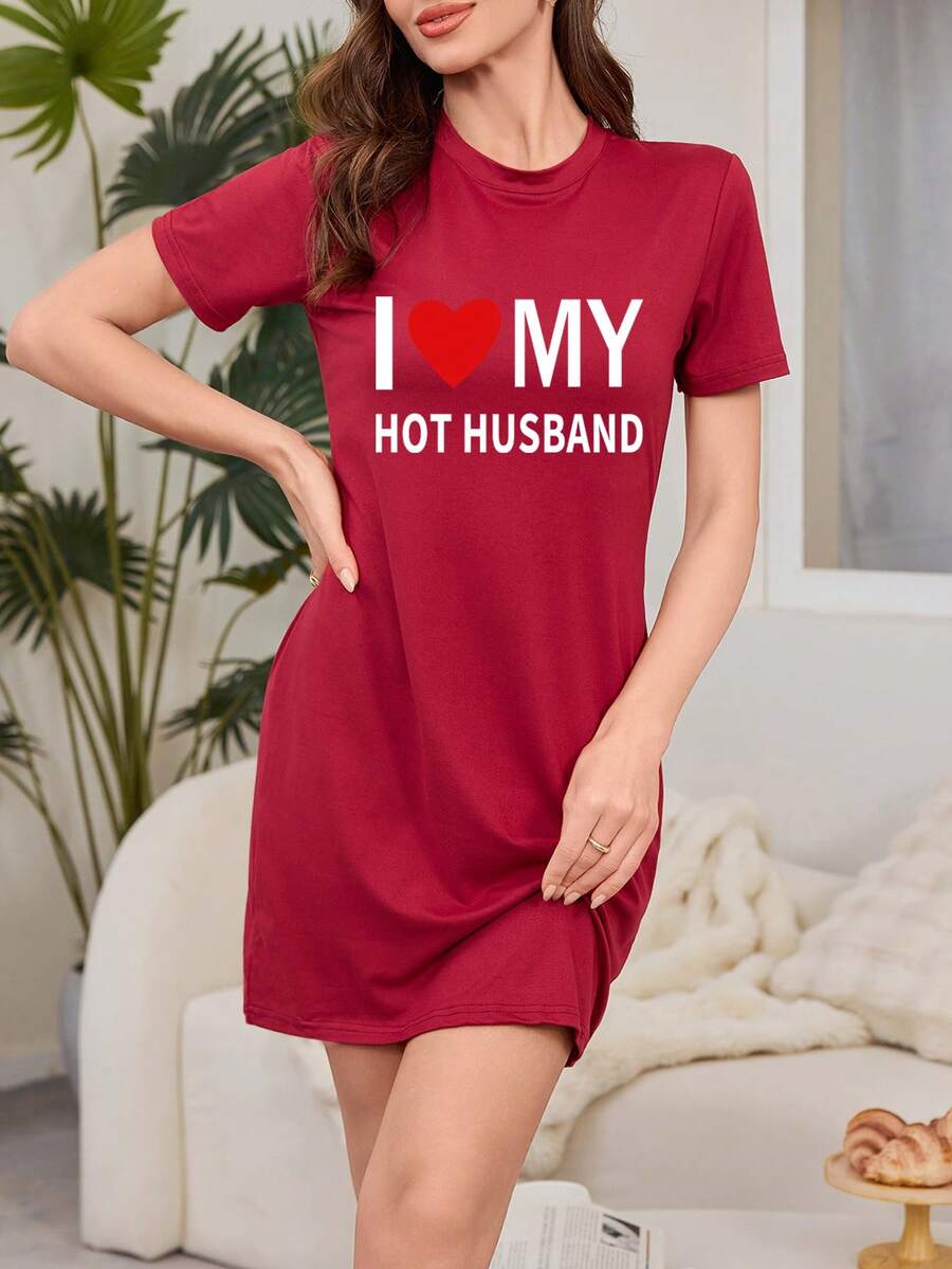 舒适的“我爱我英俊的老公”标语印花短袖圆领涤纶混纺针织睡衣——这款女士T恤睡裙，四季皆宜，是居家放松的理想之选。这款T恤式睡裙四季皆宜，是您享受美好夜晚的完美选择。 - 紅色 - 查看 1