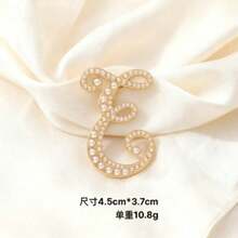 1Pc Minimalist Elegant Pearl Inlaid Letter Brooch, 26 English Letters Full Set Available For Choose, Delicate Compact Lightweight Design, High Quality Smooth Imitation Pearl & Alloy Material, Exquisite Craftsmanship Not Easy To Fade, Perfect For Sweater, Coat, Suit, Shirt Collar, Bag, Scarf, Hat And Hair Clip Decoration, Versatile All-Match Style Suitable For Office, Daily Wear, Dating, Party, Banquet, Holiday And Gift Giving, Elegant Feminine Fashion Jewelry Accessory For All Seasons, Popular Hot  Personalized Letter Brooch For Modern Women - 彩色 - 查看 17