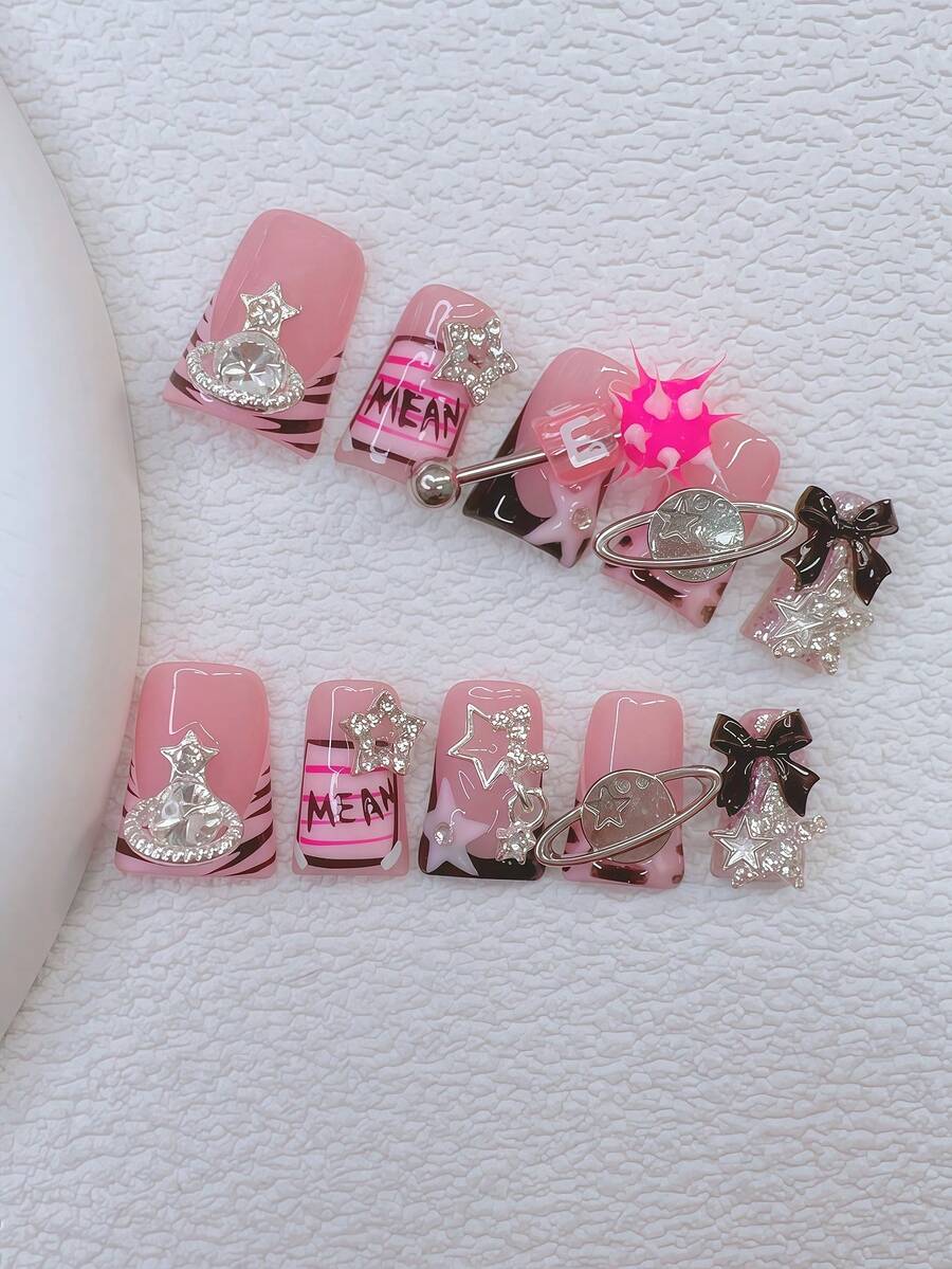 Bộ 10 miếng dán móng tay hình mỏ vịt phong cách Y2K - Làm thủ công, bao gồm miếng dán màu hồng, miếng dán màu đen, miếng dán móng kiểu Pháp màu đen, cùng với hình phong bì màu hồng vẽ tay và họa tiết ngựa vằn, được trang trí bằng khuyên rốn và đá hình ngôi sao.