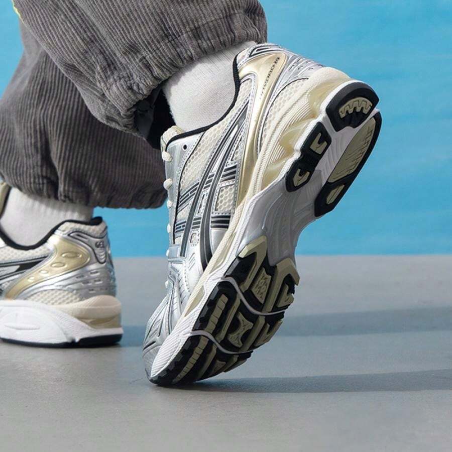Asics 2025 GEL-KAYANO 14 轻便透气休闲运动鞋 1203A537-200，男女通用 - 白樺/銀色 - 查看 1