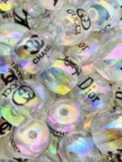 12毫米亚克力透明夜光直孔珠，采用轻便耐用的亚克力材料制成，表面透明，耐刮擦，夜光效果持久。便捷的圆柱形直孔结构，适用于各种DIY手工制作，例如手机挂绳、钥匙扣、挂绳、包包挂饰、手链、脚链、项链、耳环、手工编织品以及儿童手工课。