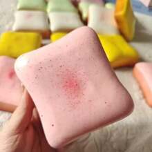 1个超柔软奶油吐司造型挤压玩具，缓解压力，是生日、节日、圣诞节、万圣节的完美礼物 - 彩色 - 查看 3