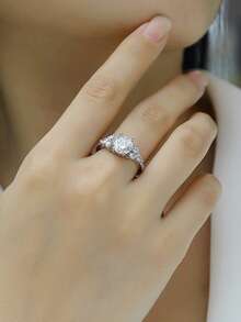 925纯银莫桑石戒指，低过敏性，订婚/结婚戒指，简约设计，百搭日常佩戴，情人节、生日、婚礼礼物佳选，附赠礼盒和证书 - 銀色 - 查看 5