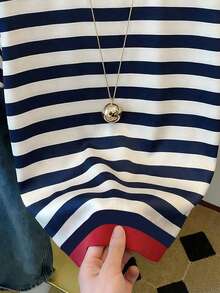 Bộ trang phục mùa hè kẻ sọc màu xanh hải quân và đỏ phối hợp cho nữ, áo thun ngắn tay cổ tròn kiểu dáng thường ngày. - Nhiều màu - Xem 7