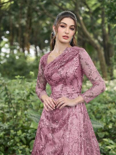 Faeriesty Đầm dạ hội dài tay thanh lịch, thiết kế thân áo xếp ly và lớp lưới, phong cách sang trọng cao cấp, với tay áo dài xuyên thấu, chân váy lưới xếp lớp xẻ cao và đuôi váy lưới bồng bềnh, phù hợp cho các bữa tối trang trọng, trang phục dự đám cưới, chụp ảnh cưới, sự kiện thảm đỏ, dạ tiệc sang trọng.
