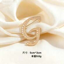 1Pc Minimalist Elegant Pearl Inlaid Letter Brooch, 26 English Letters Full Set Available For Choose, Delicate Compact Lightweight Design, High Quality Smooth Imitation Pearl & Alloy Material, Exquisite Craftsmanship Not Easy To Fade, Perfect For Sweater, Coat, Suit, Shirt Collar, Bag, Scarf, Hat And Hair Clip Decoration, Versatile All-Match Style Suitable For Office, Daily Wear, Dating, Party, Banquet, Holiday And Gift Giving, Elegant Feminine Fashion Jewelry Accessory For All Seasons, Popular Hot  Personalized Letter Brooch For Modern Women - 彩色 - 查看 14