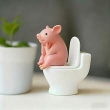 A Cute Pig Figurine Sitting On The Toilet - A PVC Decoration Suitable For Your Bathroom, Ideal For Display On A Table Or Wall, Perfect For Home Office Desks And Living Room Decor, As Well As Bathroom Decoration And Decorative Statues - 趣味裝飾豬 - 查看 1