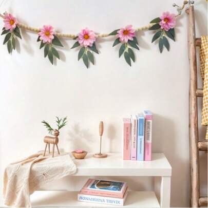 Dây trang trí mùa xuân/hè với hoa cúc giả màu hồng và hạt gỗ hình lá xanh, thích hợp để treo trong các bữa tiệc mùa xuân và các dịp thường nhật.