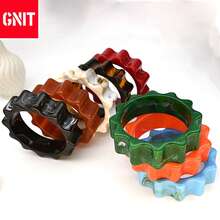 GNIT A Stylish Retro Marble-Patterned Gear-Shaped Acrylic Wide Bracelet For Women, A Chic And Minimalist Accessory For Vacation And Casual Outfits - Gear Bracelet - View 2