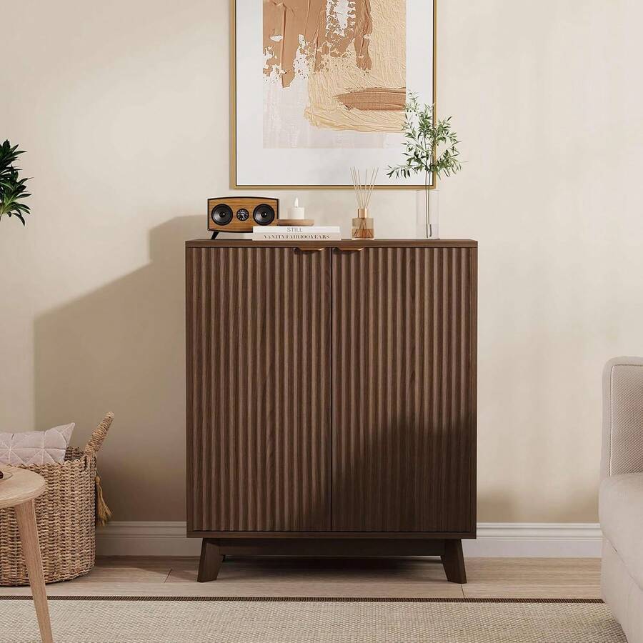 clóset Buffet con Almacenamiento, Moderno Acento Estriado Credenza con Puertas y estantes Ajustables, Mesa de Consola de Bar de café de Madera de 31.5 Pulgadas para Sala de Estar, Comedor, Cocina - Nuez - Ver 1