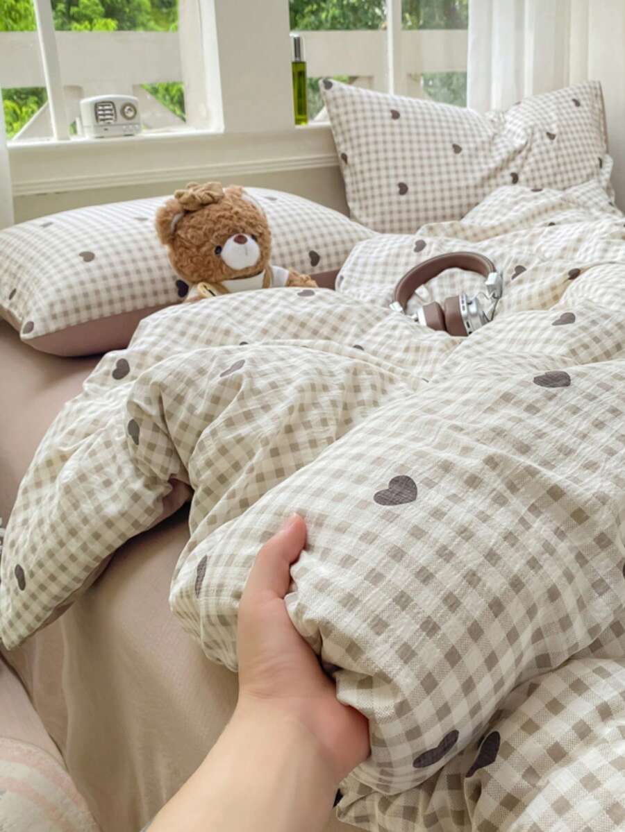 Bộ ga trải giường 4 món họa tiết trái tim kẻ caro, bao gồm 1 vỏ chăn + 1 ga phủ + 2 vỏ gối, ga phủ màu trơn có dây buộc và khóa kéo, vỏ chăn và vỏ gối không kèm ruột chăn, có thể giặt máy dùng được quanh năm. - Rỉ Nâu - Xem 1
