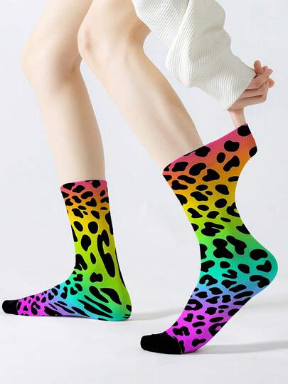 1双彩虹豹纹印花短袜，时尚彩虹设计，适合各种场合和节日，360度数码印花中筒袜，彩色豹纹图案，北欧风格，涤纶材质，适合日常休闲、运动、派对、通勤、街头、嘻哈、运动等各种场合，四季皆宜。