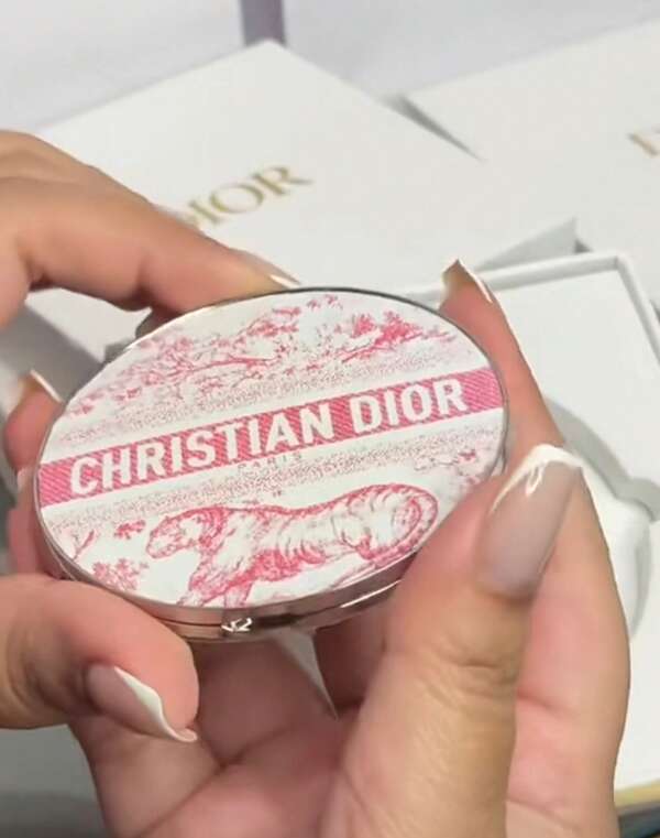 Dior Y2K 时尚风格粉色爱心格纹圆形化妆镜，便携式设计，适合日常化妆、与女友约会、节日礼物